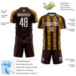 Maglia da calcio personalizzata con stampa a sublimazione di forma astratta marrone bianco-oro Maglia da calcio personalizzata con stampa a sublimazione di forma astratta marrone bianco-oro